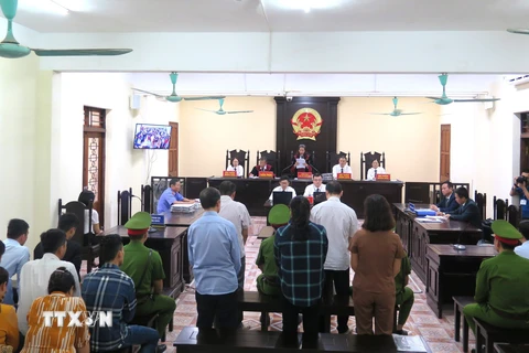 Toàn cảnh phiên tòa tuyên án sơ thẩm vụ gian lận điểm thi THPT Quốc gia năm 2018 tại Hà Giang. (Ảnh: TTXVN)