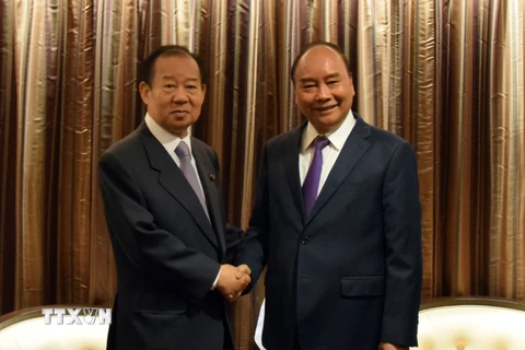 Thủ tướng Chính phủ Nguyễn Xuân Phúc tiếp Tổng Thư ký Đảng Dân chủ Tự do (LDP) cầm quyền Nikai Toshihiro. (Ảnh: Đào Thanh Tùng/TTXVN)