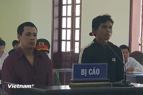 Bị cáo Phong (áo đỏ sẫm) tại phiên tòa. (Ảnh: Đậu Tất Thành/TTXVN)