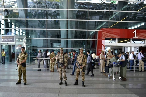 Lực lượng an ninh tăng cường tại sân bay Indira Gandhi. (Ảnh: IANS)