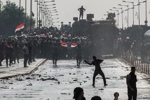 Người biểu tình đụng độ lực lượng an ninh tại Umm Qasr. (Ảnh: Reuters)