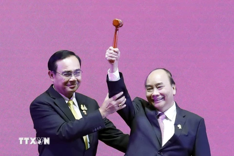 Thủ tướng Nguyễn Xuân Phúc nhận búa Chủ tịch ASEAN từ Thủ tướng Thái Lan Prayuth Chan-o-cha. (Ảnh: Thống Nhất/TTXVN) 