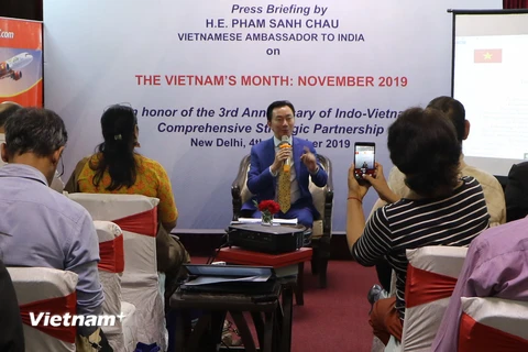 Đại sứ Phạm Sanh Châu giới thiệu về 32 sự kiện trong Tháng Việt Nam. (Ảnh: Huy Lê/TTXVN)
