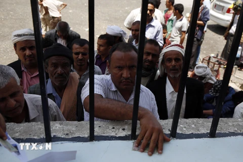Người dân chờ nhận lương thực cứu trợ tại Yemen, ngày 25/8. (Ảnh: THX/TTXVN)