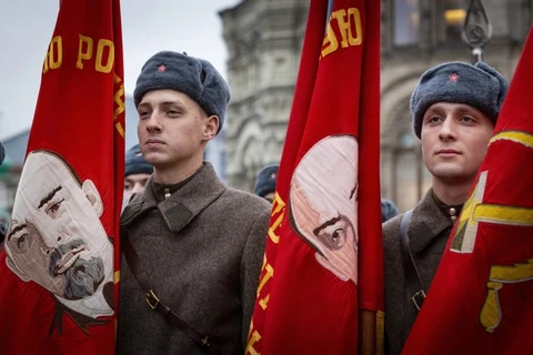 Các binh sỹ Nga mặc quân phục của Hồng quân Liên Xô.