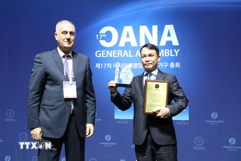 Thay mặt TTXVN, Tổng Giám đốc Nguyễn Đức Lợi nhận "Giải thưởng xuất sắc chất lượng thông tấn" của OANA do Chủ tịch OANA nhiệm kỳ 2016-2019 Aslan Aslanov trao tặng. (Ảnh: Mạnh Hùng/TTXVN) 