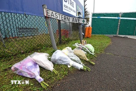 Hoa tưởng niệm các nạn nhân xấu số tại lối vào khu công nghiệp Waterglade ở hạt Essex. (Ảnh: PA/TTXVN)
