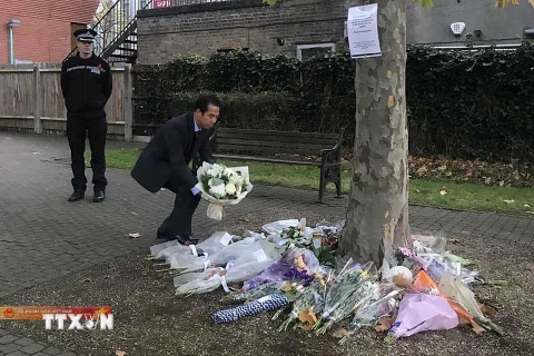 Thứ trưởng Ngoại giao Tô Anh Dũng đặt hoa tưởng niệm 39 nạn nhân tử vong tại hạt Essex. (Ảnh: TTXVN phát)
