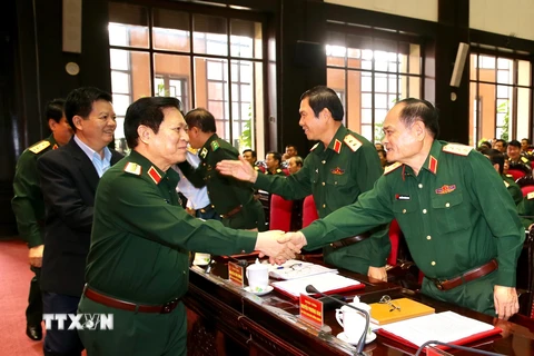 Đại tướng Ngô Xuân Lịch, Uỷ viên Bộ Chính trị, Phó Bí thư Quân uỷ Trung ương, Bộ trưởng Bộ Quốc phòng tiếp xúc với các đại biểu. (Ảnh: Dương Giang/TTXVN)