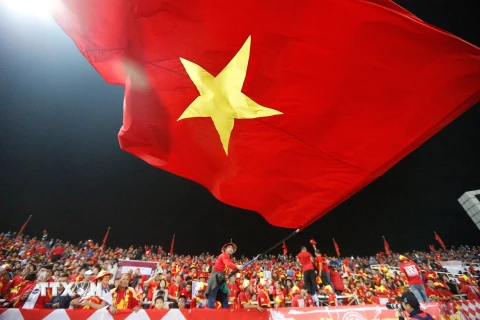 Khán giả trên sân Mỹ Đình cổ vũ cuồng nhiệt cho đội tuyển Việt Nam. (Ảnh: Trọng Đạt/TTXVN)