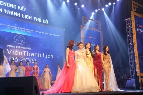Năm thí sinh top đầu của cuộc thi Nữ sinh thanh lịch Thủ đô năm 2019. (Ảnh: Kim Anh/Vietnam+)