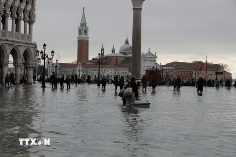Ngập lụt trên quảng trường San Marco ở thành phố Venice do triều cường đạt mức cao nhất trong 50 năm qua. (Ảnh: THX/TTXVN) 