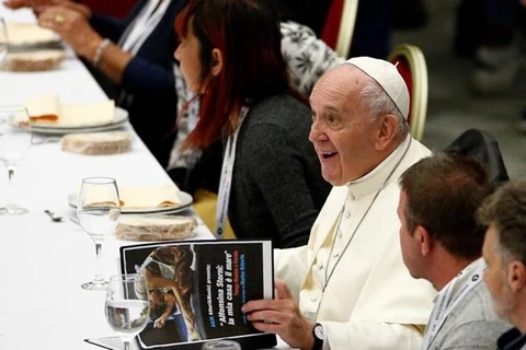 Giáo hoàng dùng bữa với người nghèo. (Ảnh: Reuters)