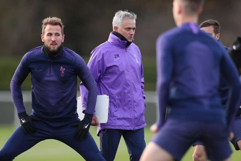 Jose Mourinho tập luyện cùng các cầu thủ Tottenham. (Ảnh: Getty)