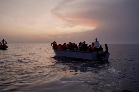 Người di cư lênh đênh trên biển Địa Trung Hải. (Ảnh: AP)