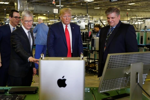 Tổng thống Donald Trump thăm nhà máy của Apple tại Texas. (Ảnh: AP)