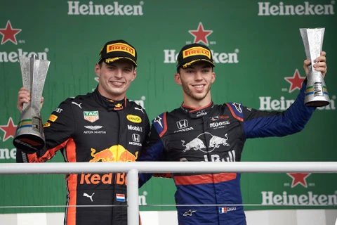 Max Verstappen và Pierre Gasly trên bục vinh quang. (Ảnh: Motorsport)