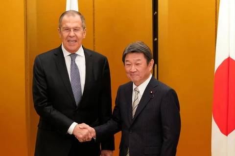 Ngoại trưởng Nhật Bản Toshimitsu Motegi và người đồng cấp Nga Sergei Lavrov. (Ảnh: Reuters)
