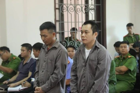 Tài xế Lê Ngọc Hoàng (bìa phải) tại phiên tòa.