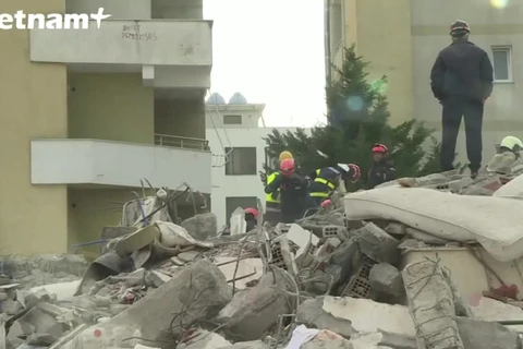 Nhân viên cứu hộ chuyển nạn nhân bị thương trận động đất ở Albania. (Ảnh: AFP/TTXVN)