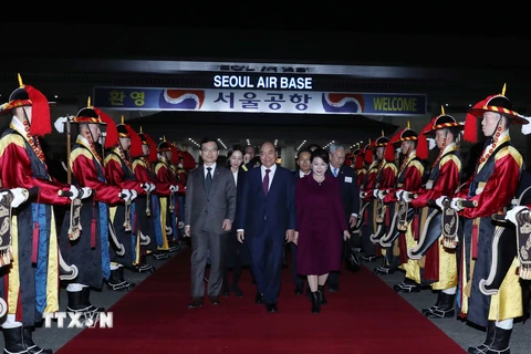 Lễ tiễn Thủ tướng Chính phủ Nguyễn Xuân Phúc và Phu nhân tại sân bay quân sự Seoul, Hàn Quốc. (Ảnh: Thống Nhất/TTXVN) 