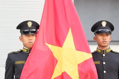 Quốc kỳ Việt Nam được kéo lên trong lễ thượng cờ. (Ảnh: TTXVN)
