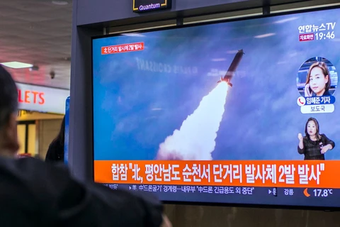 Người dân Hàn Quốc theo dõi vụ phóng của Triều Tiên. (Ảnh: Sky News)
