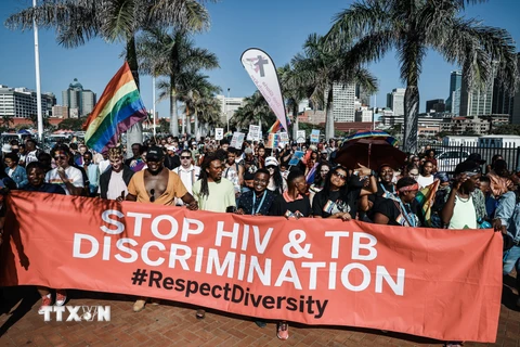 Tuần hành nhằm nâng cao nhận thức về căn bệnh HIV/AIDS tại Durban, Nam Phi. (Ảnh: AFP/TTXVN)