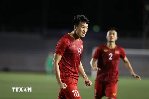 Thành Chung (18) ăn mừng sau pha ghi bàn gỡ hoà cho U22 Việt Nam. (Ảnh: Hoàng Linh/TTXVN)