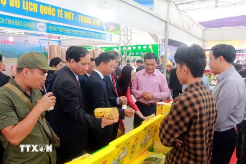 Du khách tham quan gian hàng bán sản phẩm trà hoa vàng của Việt Nam. (Ảnh: Đức Hiếu/TTXVN) 