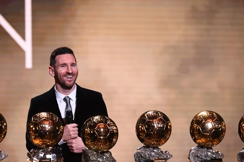 Lionel Messi bên bộ sưu tập danh hiệu Quả bóng Vàng. (Ảnh: AFP)