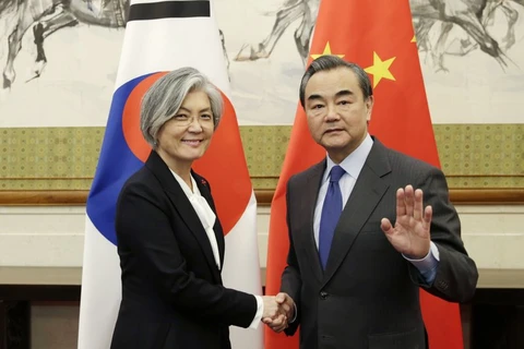 Ngoại trưởng Trung Quốc Vương Nghị và người đồng cấp Hàn Quốc Kang Kyung-wha. (Ảnh: AP)