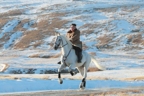 Nhà lãnh đạo Triều Tiên Kim Jong-un cưỡi ngựa trên núi Baekdu. (Ảnh: New York Times)