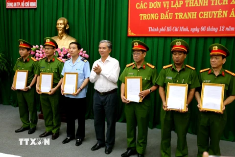 Phó Chủ tịch UBND TP.Hồ Chí Minh Ngô Minh Châu trao thưởng cho các đơn vị. (Ảnh: Thành Chung/TTXVN)