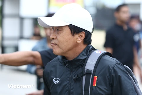 Trợ lý Lee Young-jin cảm ơn các cầu thủ đã thi đấu hết mình. (Ảnh: Nguyên An/Vietnam+)