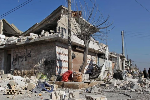 Khung cảnh sau vụ không kích tại Idlib. (Ảnh: AFP)