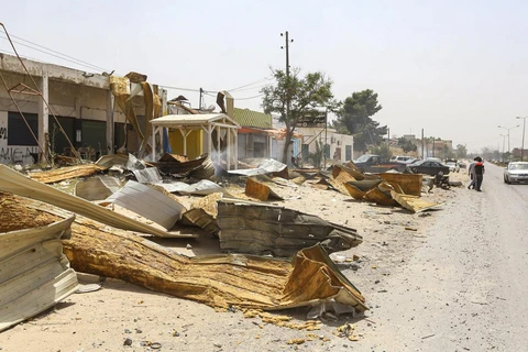 Khủng cảnh tan hoang sau một trận không kích tại Libya. (Ảnh: AFP)
