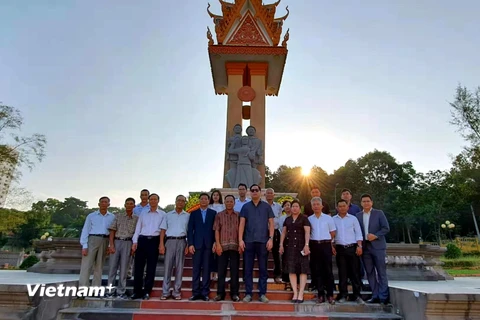 Đoàn dâng hương tại Đài hữu nghị Campuchia-Việt Nam ở tỉnh Preah Sihanouk. (Ảnh: CTV/Vietnam+)