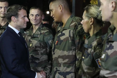 Tổng thống Macron thăm các binh sỹ Pháp ở Mali hồi tháng 5. (Ảnh: Lunion)