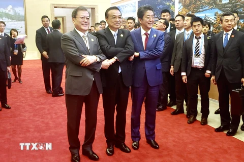 Ba nhà lãnh đạo Trung-Nhật-Hàn sau cuộc gặp ở Thành Đô. (Ảnh: Yonhap/TTXVN)