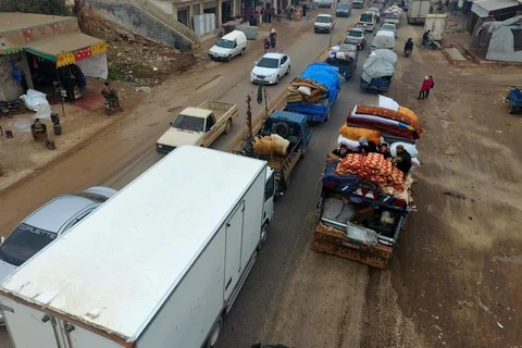Người dân sơ tán khỏi Idlib do xung đột. (Ảnh: LA Times)