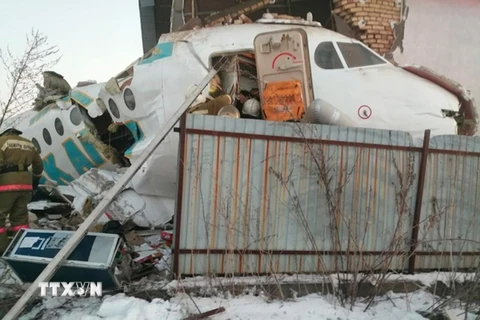 Hiện trường vụ rơi máy bay tại Kazakhstan. Ảnh: Mirror/TTXVN phát