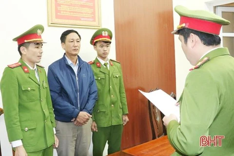 Hà Tĩnh khởi tố cán bộ địa chính xã về tội lạm dụng chức vụ