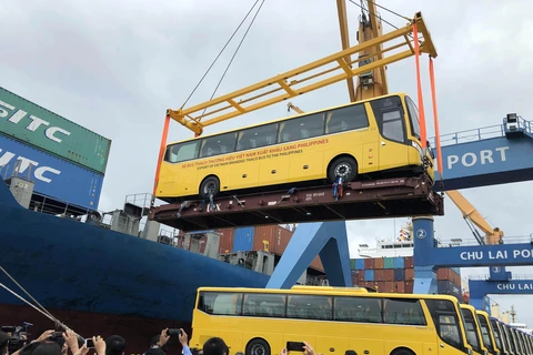 Lễ xuất khẩu xe Bus thương hiệu Việt sang Philippines. (Ảnh: Trần Tĩnh/TTXVN)