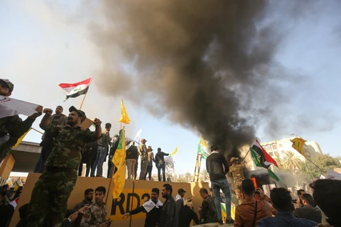 Người biểu tình đốt phá Đại sứ quán Mỹ tại Iraq. (Ảnh: AFP/TTXVN)