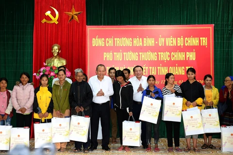 Phó Thủ tướng Thường trực Chính phủ Trương Hòa Bình tặng quà cho các gia đình chính sách.