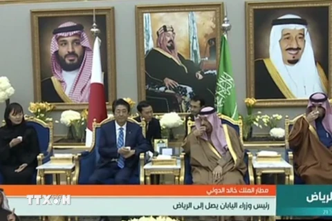 Thủ tướng Nhật Bản Shinzo Abe trong chuyến thăm Saudi Arabia. (Ảnh: AFP/TTXVN)
