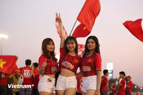 Các cổ động viên Việt Nam đã có mặt tại sân Chang Arena từ sớm. (Ảnh: Nguyên An/Vietnam+) 