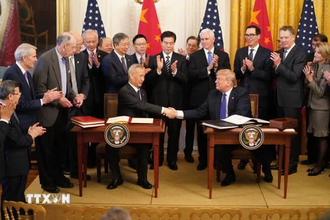 Tổng thống Mỹ Donald Trump và Phó Thủ tướng Trung Quốc Lưu Hạc. (Ảnh: THX/TTXVN)