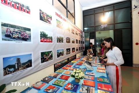 Gian trưng bày báo Xuân Canh Tý 2020 tại Điện Biên. (Ảnh: Phan Tuấn Anh/TTXVN) 